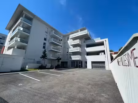 anglet saint-jean : t2 avec spacieuse terrasse et parking
