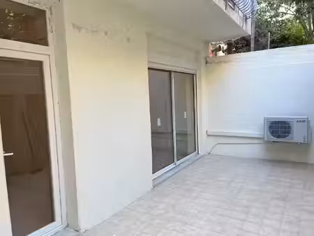a vendre - t2 rez de chaussée avec terrasse le camas