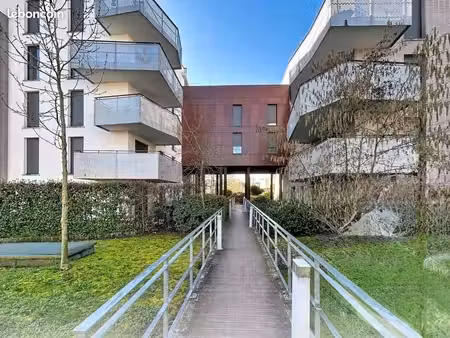 appartement lumineux avec terrasse et parking