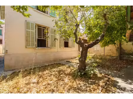 bas de villa avec jardin et 2 places de parkings privatifs