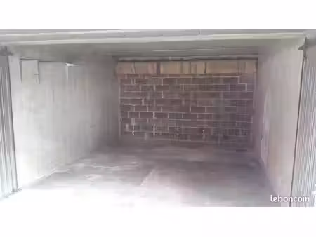 particulier loue un grand garage de 22 m²