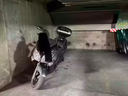 place de parking sécurisée de 12 81 m² au coeur de saint-lazare | paris 9?