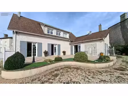 propriété en vente nueil-les-aubiers (79250)