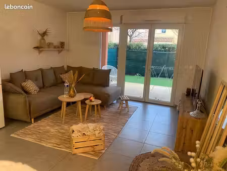 t2 meublé 42 m² + 35 m² d’extérieur • plein sud • parking • dpe a