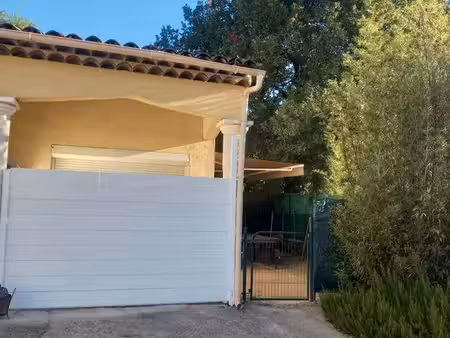 f2 avec au calme grande terrasse exterieure et place de parking proche de toutes commodité