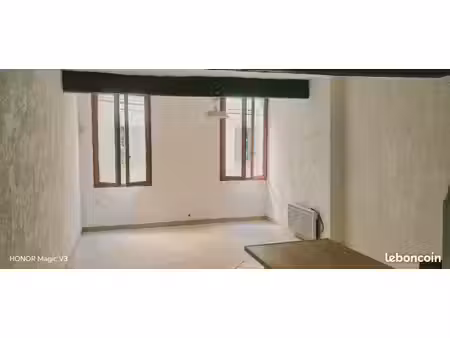 location t3 dans maison de village cuers