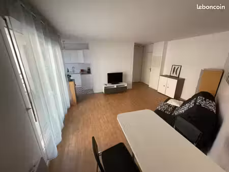 studio meublé de 30 m2 + parking + petite terrasse