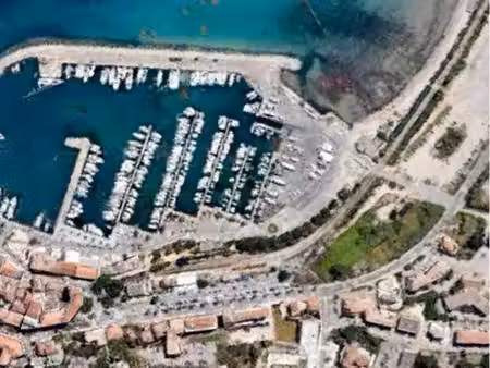 calvi  rare centre ville  à deux pas du port et des plages