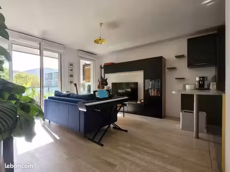 appartement 2 pièces avec grand balcon - romainvillle centre