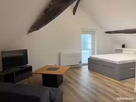 villejust-grand studio 42 m2 climatisé meublé - place de parking privative
