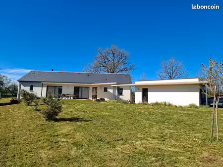 magnifique maison de plain-pied sur un terrain d'environ 2 000 m2