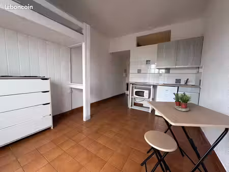 studio lumineux 19m2 avec balcon et place privative et sécurisée à 200 m de la plage (arge