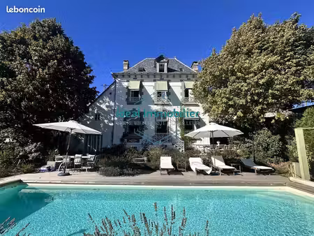plateau de l'aubrac - maison bourgeoise