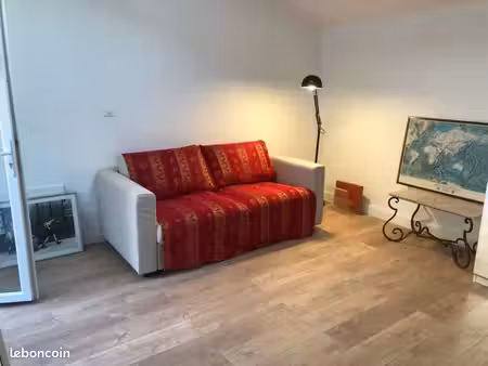 location studio meublé