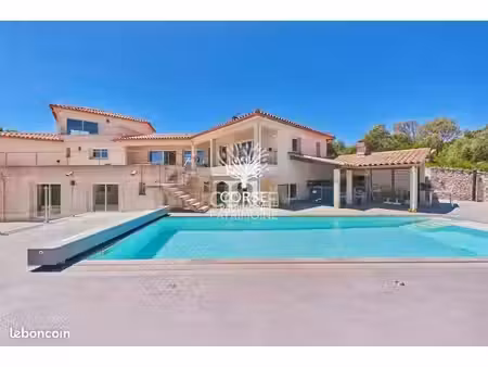 villa 8 pièces 270 m²