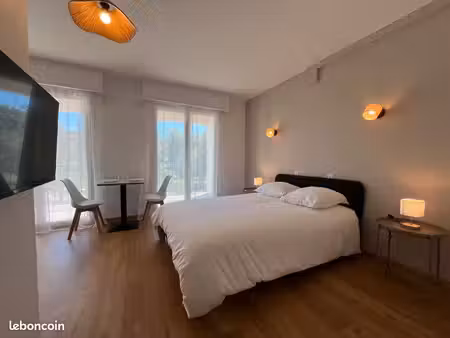 ? studio meublé refait à neuf avec terrasse – 390 /mois cc