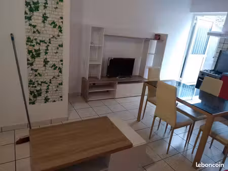 t2 meublé 38 m² – mezzanine – cour privative – parking – électricité comprise