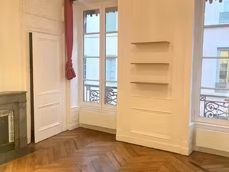 t2 bis 58 m² lyon 1er  parquet massif restauré  cheminées et mezzanine