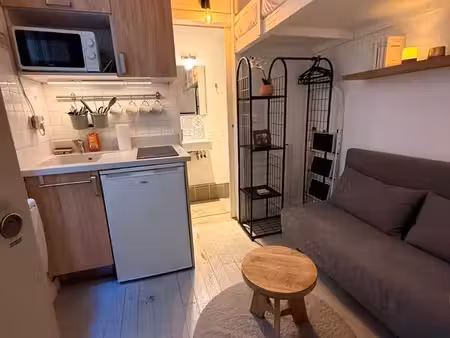 à louer du 1er octobre au 31 mars  charmante studette meublée de 9 m²