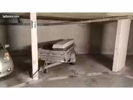 emplacement dans garage fermé