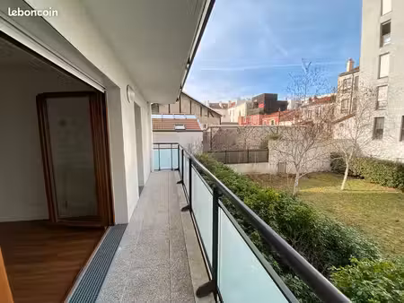 a louer 2 pièces de 42 m² lumineux et très bien agencé
