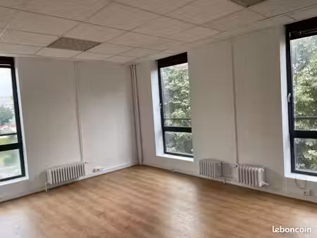rare - bureaux lumineux avec vue seine  à 3 min de la gare de saint-denis