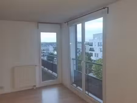 3 pieces de 61 m avec balcon
