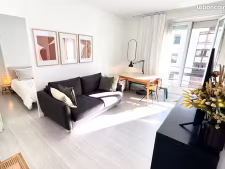 appartement lumineux au pied du metro