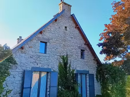 maison de caractère en pierres et ardoises de 174m2  située dans un environnement paisible