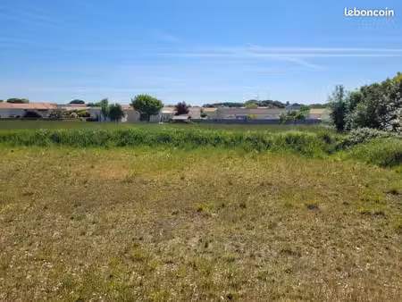 terrain 607 m² semussac