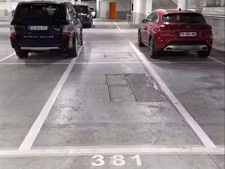 location place 10 m2 dans parking sécurisé