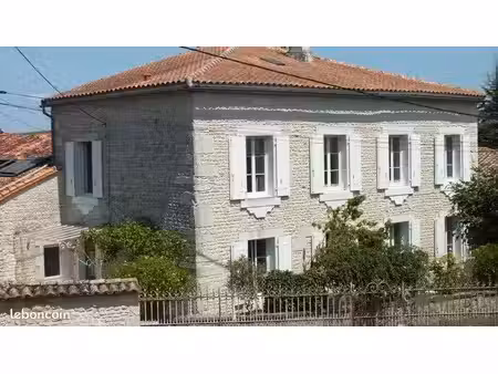 maison charentaise très claire en pierre  avec dépendances - 5 chambres - la chapelle 1614