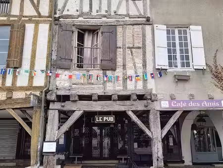 immeuble au coeur de la bastide avec commerce loué