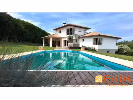 villa contemporaine avec piscine