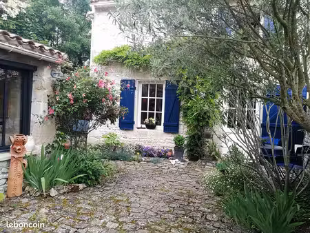 maison ancienne  un véritable écrin de verdure