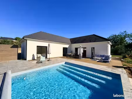 maison contemporaine de plain-pied avec piscine