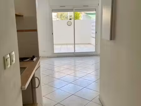 a louer. appartement t1avec grande loggia/ terrasse