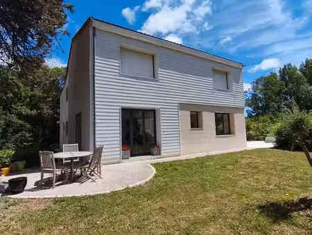 propriété de caractère avec piscine  terrain de 9 500 m² et environnement naturel préservé