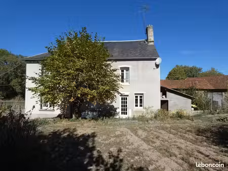 bel ensemble immobilier avec 4 hectares de prés et taillis