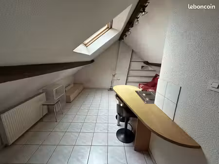petit studio meublé en comble à louer au centre ville de montbéliard
