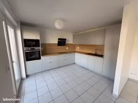 t4  lumineux avec balcon à 5 min de la frontière