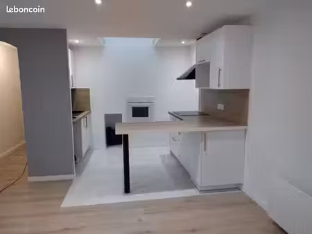 a louer en cv surgères : appartement t2 rénové en duplex  disponible le 15/10  sans frais 