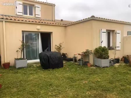 à 10 km de la rochelle  maison de 2 chambres avec garage et jardin proche école et commerc