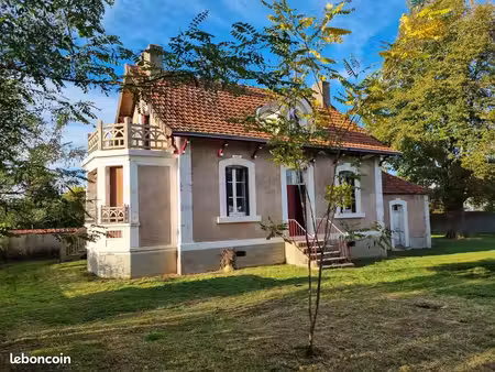 propriété de caractère à vendre — deux maisons sur env. 4 000 m² de terrain — lavaveix-les