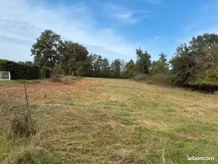 terrain constructible à l'orée d'un bois à vendre