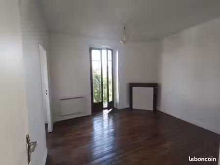 t2 à parmain avec balcon et forêt derrière