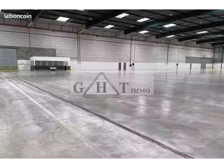 local industriel 4 896 m²