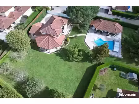 maison 170 m2 avec piscine  pool house 50m2 et grand terrain à besançon