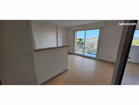 a louer à l'année appartement type f2