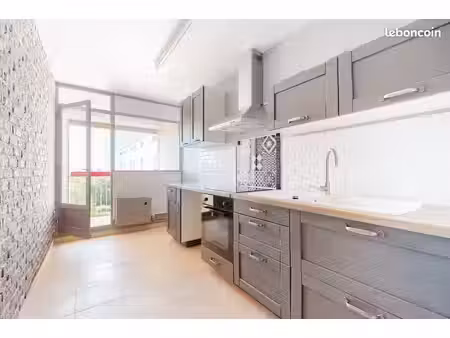 t3 de 68 m2 très lumineux  sur verdure  loggia et parking